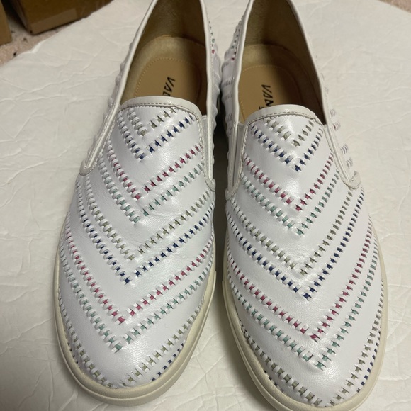 NEW in BOX!! Ladies Vaneli Sport Sneakers Size 9M